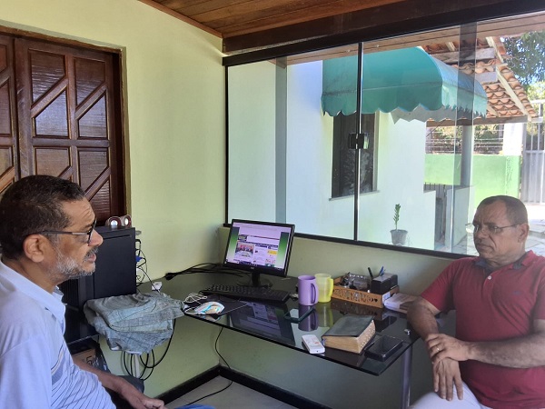 Pastor Antônio com o diretor do Camaçari Fatos e Fotos, Antônio Franco Nogueira, num sítio, em Monte Gordo (Foto: Marcelo Franco)